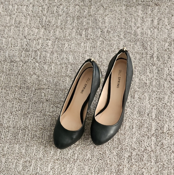 Shoes - Picture 3 of 4